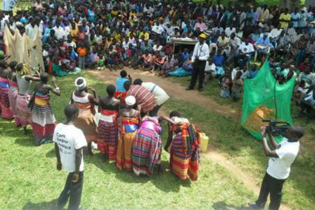 A local group in Serere District, Uganda sings and demonstrates net care and repair practices. © 2013 William Bakkabulindi, Courtesy of NetWorks and Stop Malaria.